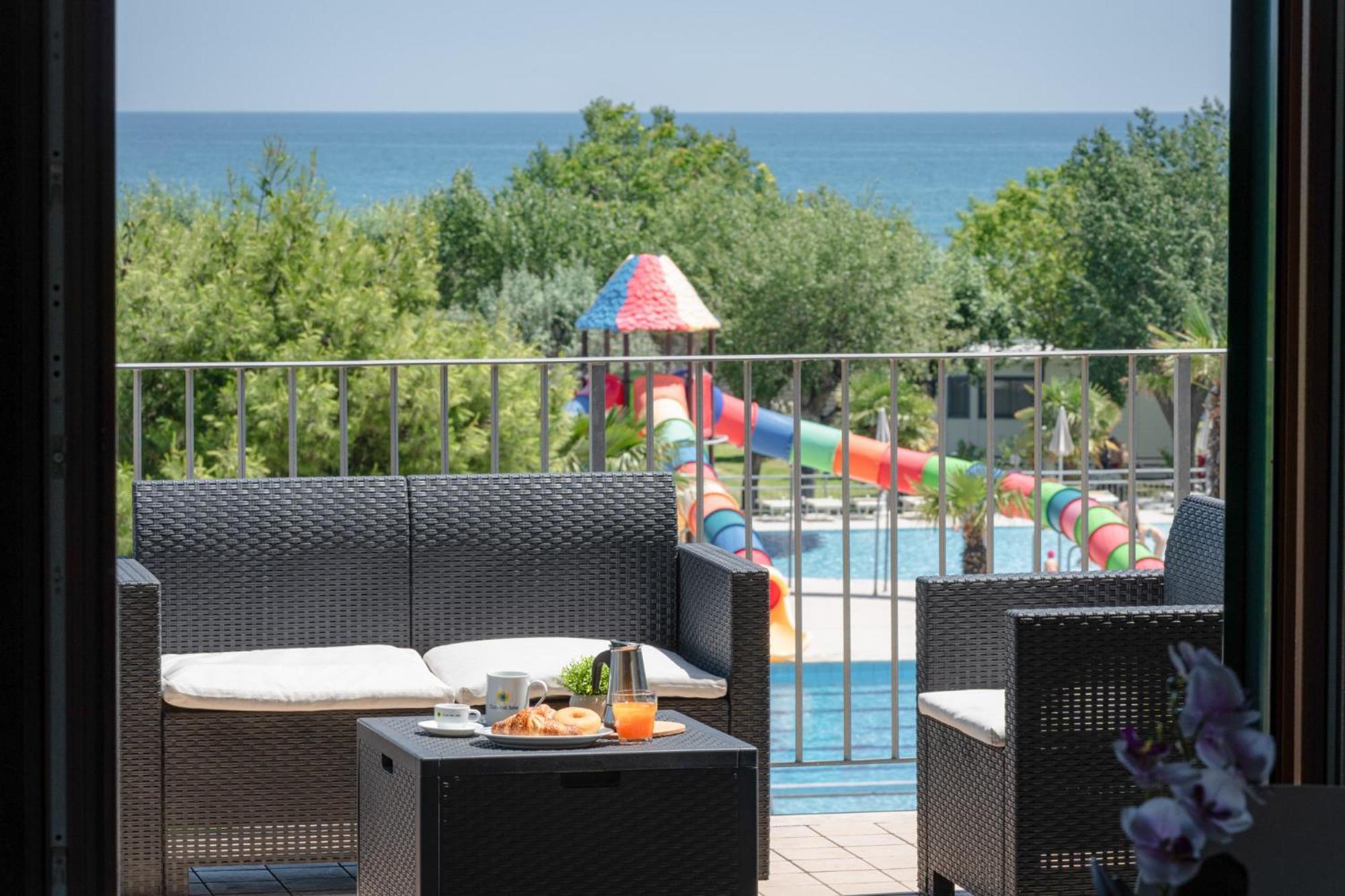 Отель Club Del Sole Stork Family Collection Джулианова Экстерьер фото